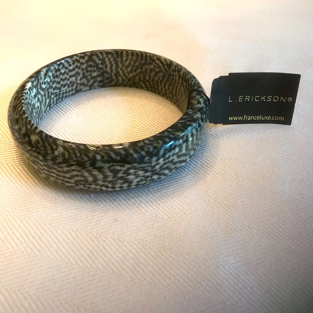 NWT L. Erickson 3/4" Acrylic Bangle Bracelet in Opera Silver